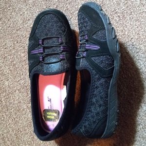 Like New 8.5W slip-in memory foam shoes